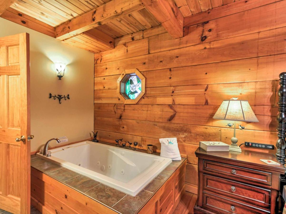 Cozy Nest Gatlinburg Cabin With Porch And Jacuzzi! Villa Exteriör bild
