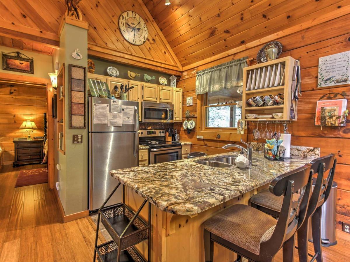 Cozy Nest Gatlinburg Cabin With Porch And Jacuzzi! Villa Exteriör bild